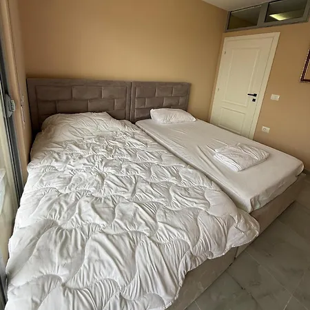 Ajan Alushani Golem (Tirana)