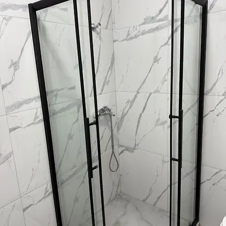 Ajan Alushani Golem (Tirana)