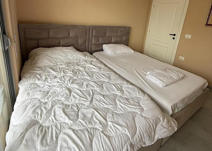 Ajan Alushani Golem (Tirana)